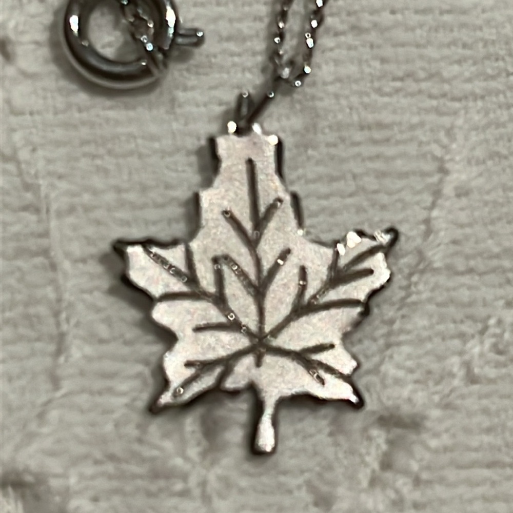 Sterling silver maple leaf pendant necklace
